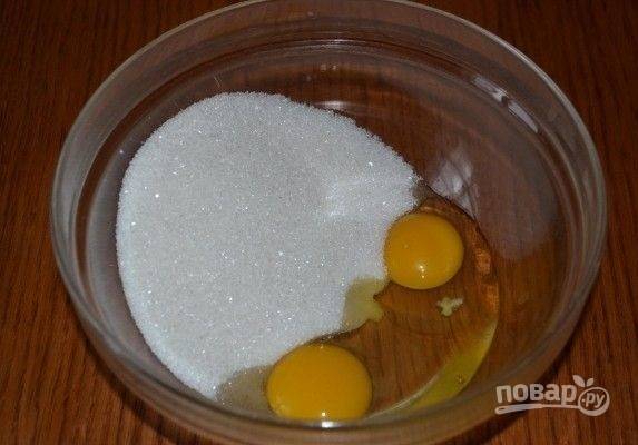 2. Яйца взбейте с сахаром. 
