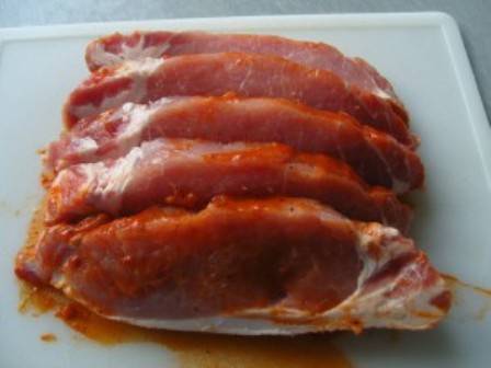 Свинину нарезаем на стейки толщиной примерно 2 см. и заливаем полученным соусом. Оставляем мариноваться в холодильнике часов на 4-5, можно на ночь.