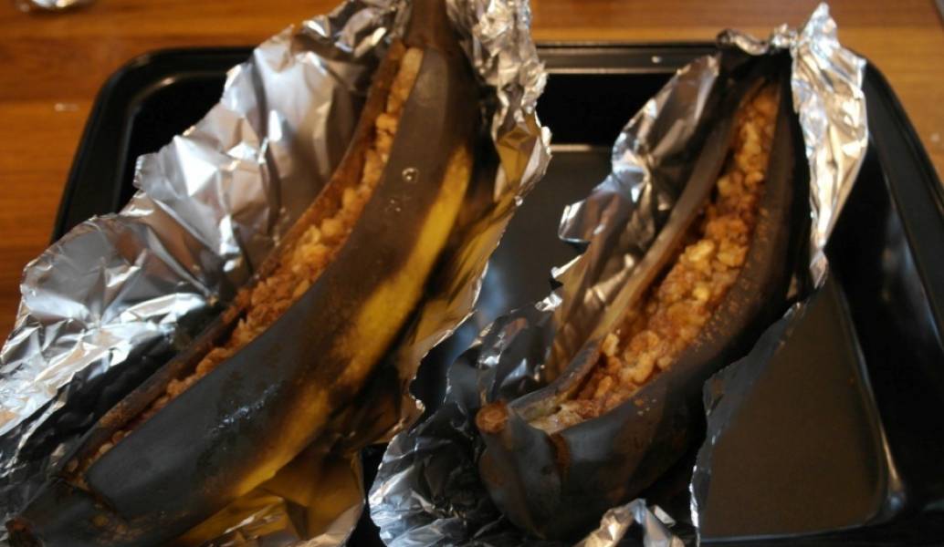 Бананы с шоколадом, запеченные в духовке