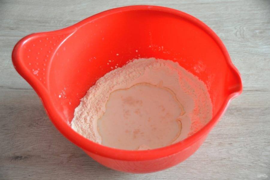 В емкости для замешивания теста смешайте муку, соль, сахар. Сделайте в муке углубление, влейте в него 140 мл. теплого молока, раскрошите в молоко дрожжи, дайте настояться 15 минут.