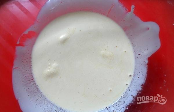 Растопите на водяной бане или в микроволновке маргарин с мёдом.