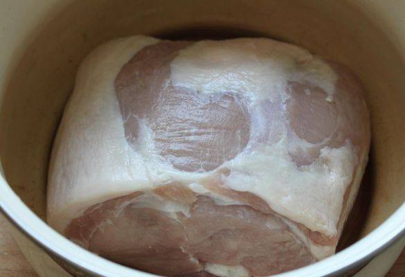 Подготовим мясо: обрежем пленки и лишний жир. Выкладываем его в глубокую посуду.