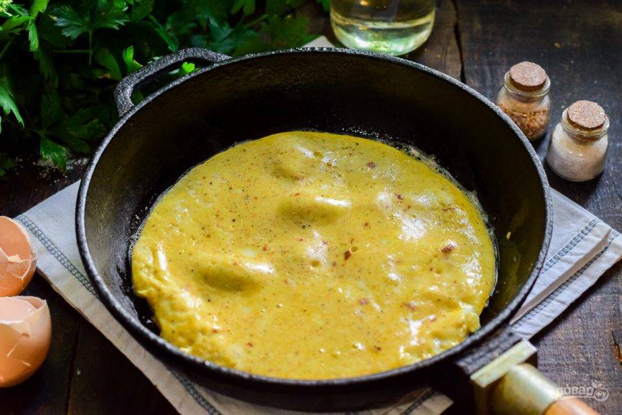 Сковороду хорошо прогрейте и смажьте слегка маслом. В сковороду влейте яйца. Жарьте омлет на небольшом огне 4 минуты. После можете подавать омлет к столу.