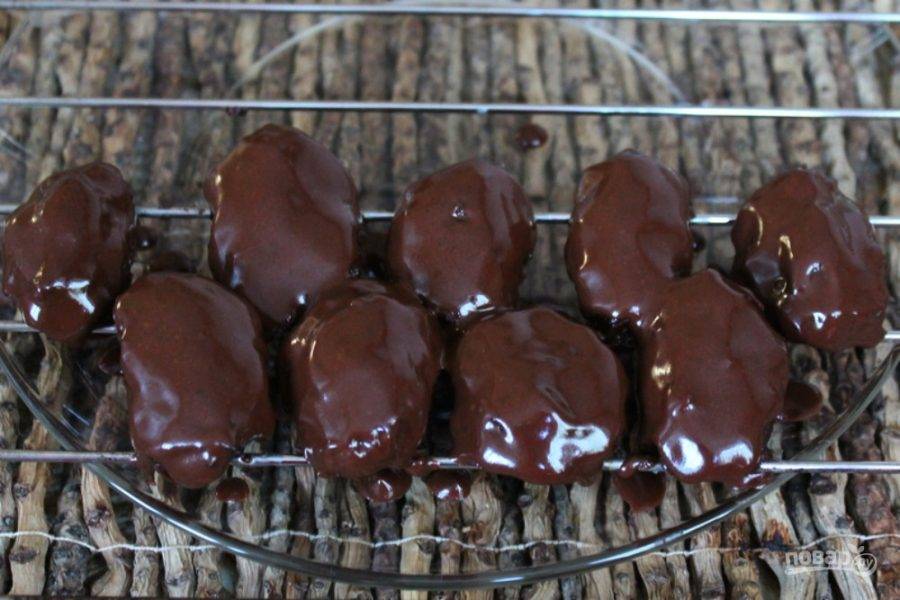 Чернослив в шоколаде выкладываем на решетку, под решетку ставим плоскую тарелку. Сверху чернослив поливаем шоколадом и оставляем в прохладном месте на 30-40 минут. 