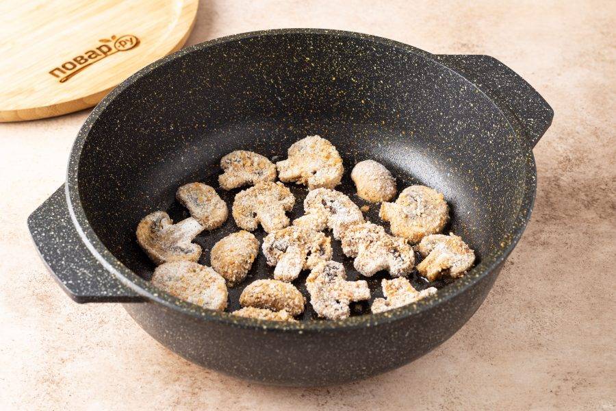 Обжарьте грибы с двух сторон в хорошо разогретой сковороде с растительным маслом. Затем выложите на бумажные полотенца, чтобы впиталась лишняя влага.