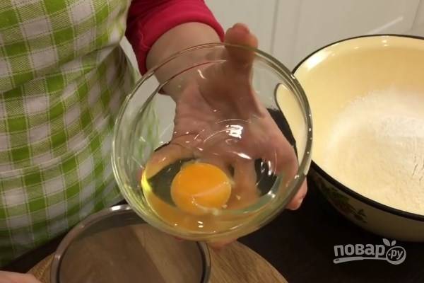 2. Яйцо необходимо хорошенько взбить миксером, попутно добавляя 2 столовые ложки сахара.