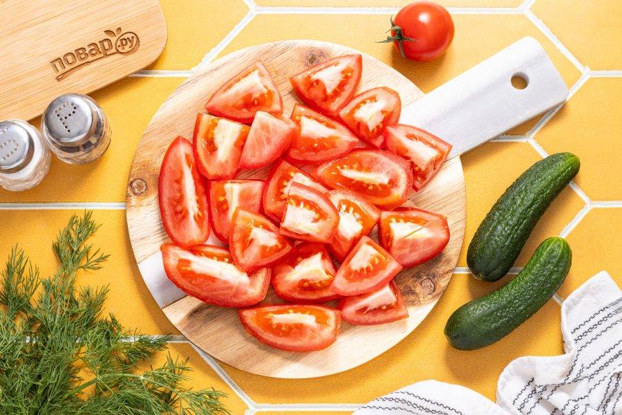 Помидоры нарежьте дольками.