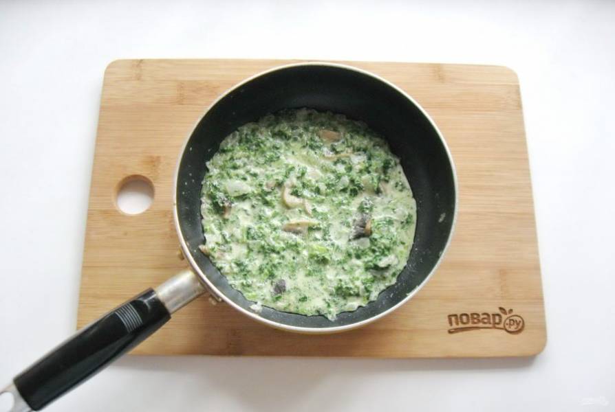 Тушите шпинат с грибами, луком, чесноком и сливками 3-4 минуты и выключайте.