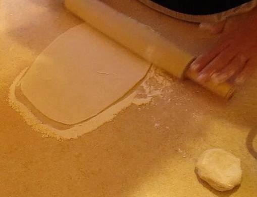 4. Разделить тесто на небольшие кусочки, каждый из которых раскатать на присыпанной мукой поверхности довольно тонко. 