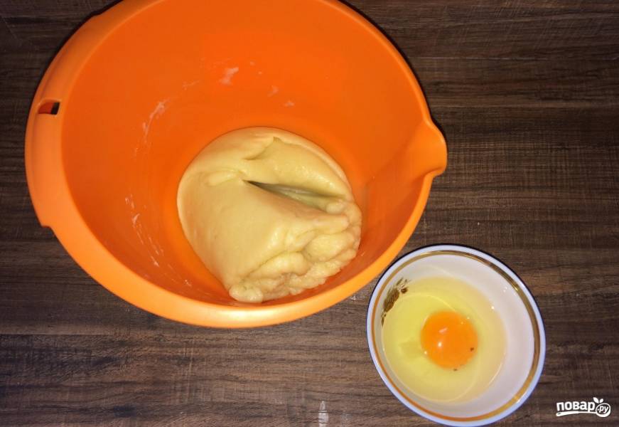 3. Теперь аккуратно, по одному, вводим яйца и быстро перемешиваем. Вам может понадобиться и больше, и меньше яиц, они ведь бывают разными по весу и размеру. Тесто должно быть гладким, не очень густым, но и не очень жидким.