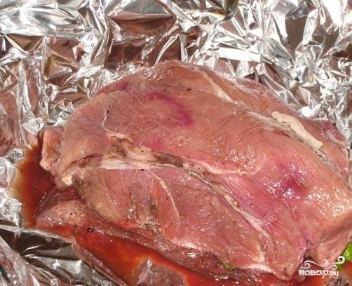 Сверху говядины положите кусок свинины, проделайте с ней все те же процедуры, что и с первым куском мяса. Затем плотно "запакуйте" мясо в фольгу и запекайте при температуре около двухсот градусов не более часа в духовке. 