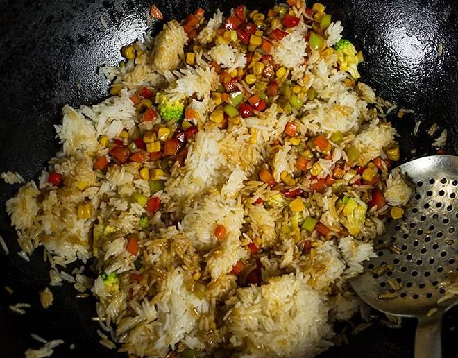 Жареный рис с овощами и курицей, пошаговый рецепт на ккал, фото, ингредиенты - Victoria