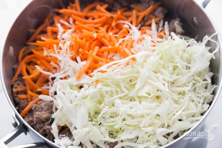 1. Вначале мелко нашинкуйте лук, капусту и морковь. Потом обжарьте пару минут фарш с луком в масле в большой сковороде. Следом добавьте к ним капусту и морковь. Тушите ингредиенты 5 минут.