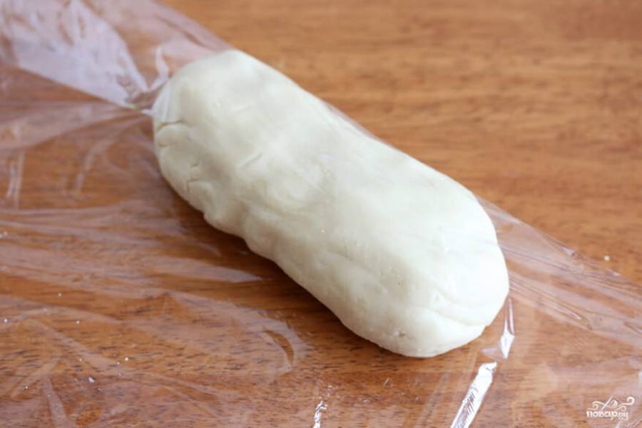 3. И вот, теперь из этой пластичной массы формируем "колбаску", заворачиваем ее в фольгу, пленку или целофан. Пусть в холодильнике или морозилке постоит хотя бы день. 