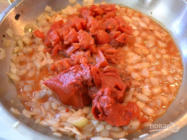 9.	Помойте и нарежьте небольшими кубиками помидор. Добавьте в сковороду томатную пасту и помидор, перемешайте.