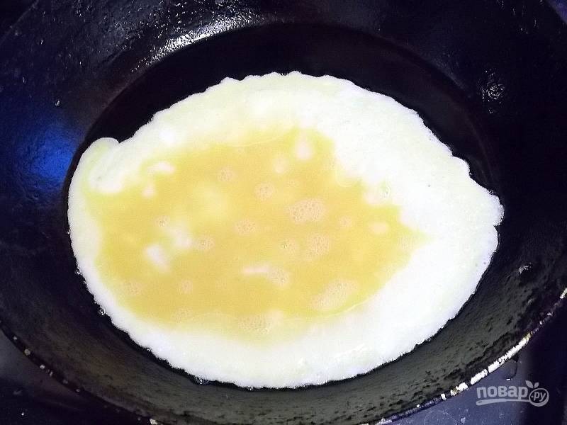 Разогрейте сковороду и смажьте маслом. Яйца перемешайте и налейте 1/6 часть в сковороду.