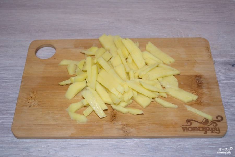 Картофель нарежьте небольшими брусочками. 