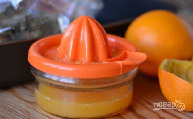 4. Разогрейте духовку до 190 градусов. Выжмите сок апельсина. Он придаст мясу особую сочность и пикантную сладковатую нотку. 