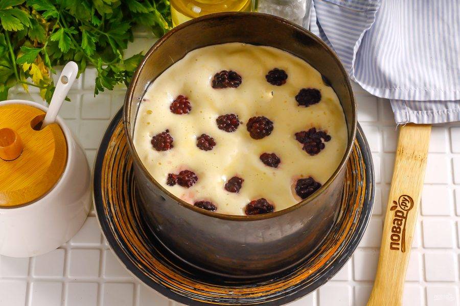 Ароматный бисквитный торт с ежевикой и красной смородиной