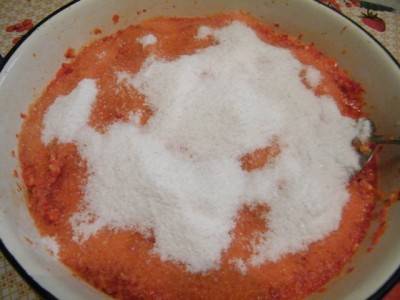 4. В конце добавляем соль и все перемешиваем. Желательно попробовать  на соль и довести по вкусу.