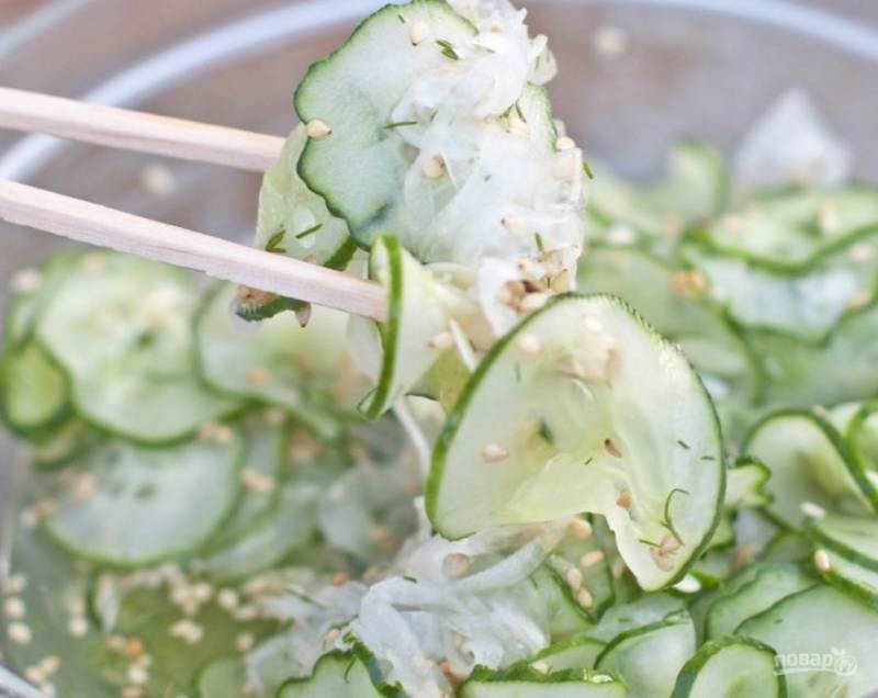 3.	Накройте салатик крышкой и поставьте его в холодильник на 20 минут. Приятного аппетита!