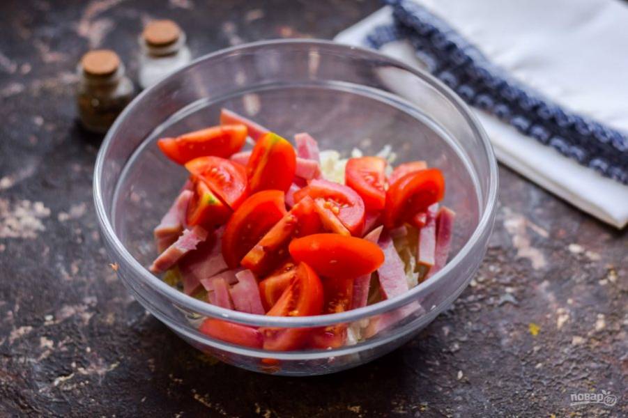 Помидоры сполосните и просушите, нарежьте томаты дольками и переложите в салат.