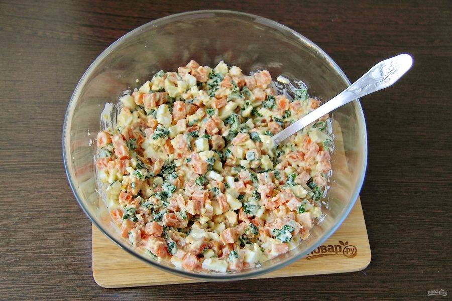 Перемешайте. Салат из моркови с зеленым луком готов. 