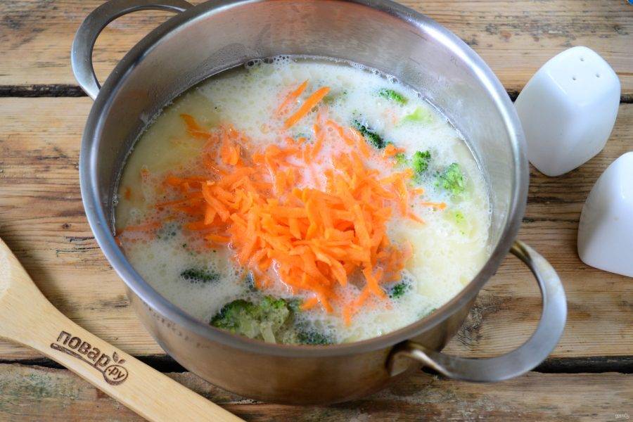 Морковь натрите на крупной терке и отправьте следом за брокколи. Варите суп на медленном огне 20-25 минут.