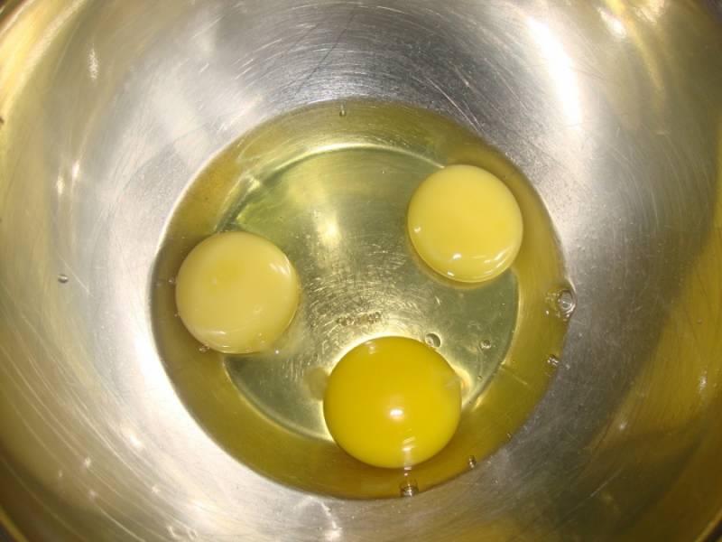 В миску разбить 3 яйца.