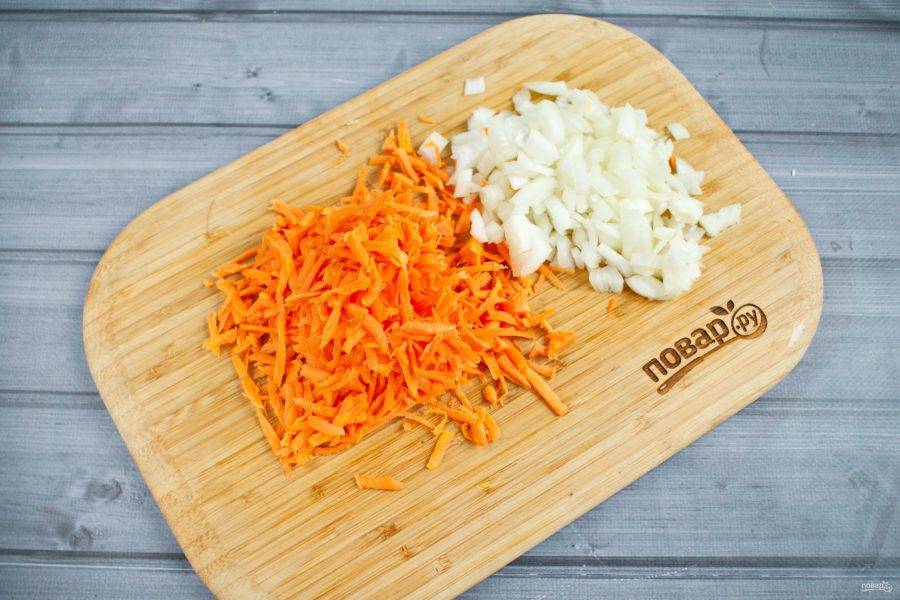 3.     На крупной терке натрите морковь, лук и зелень измельчите. 

