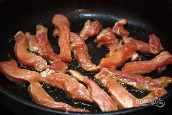 5.	Маринованную свинину обжариваю на отдельной сковороде с подсолнечным маслом на максимальном огне около 7-10 минут.