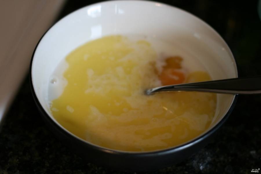 Взбейте вилкой или венчиком яйца с ванилью, растопленным маслом сливочным. Потом смешайте яичную смесь с молочной (тоже венчиком). 
