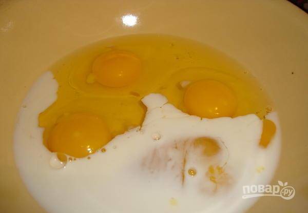 Сделайте кляр. Взбейте в миске молоко с яйцами.