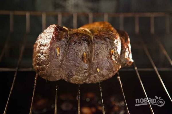 Готовьте мясо 30 минут, затем уменьшите температуру до 110 и готовьте еще около 1,5, часов. Перед подачей мясо оберните фольгой и оставьте на 30 минут.