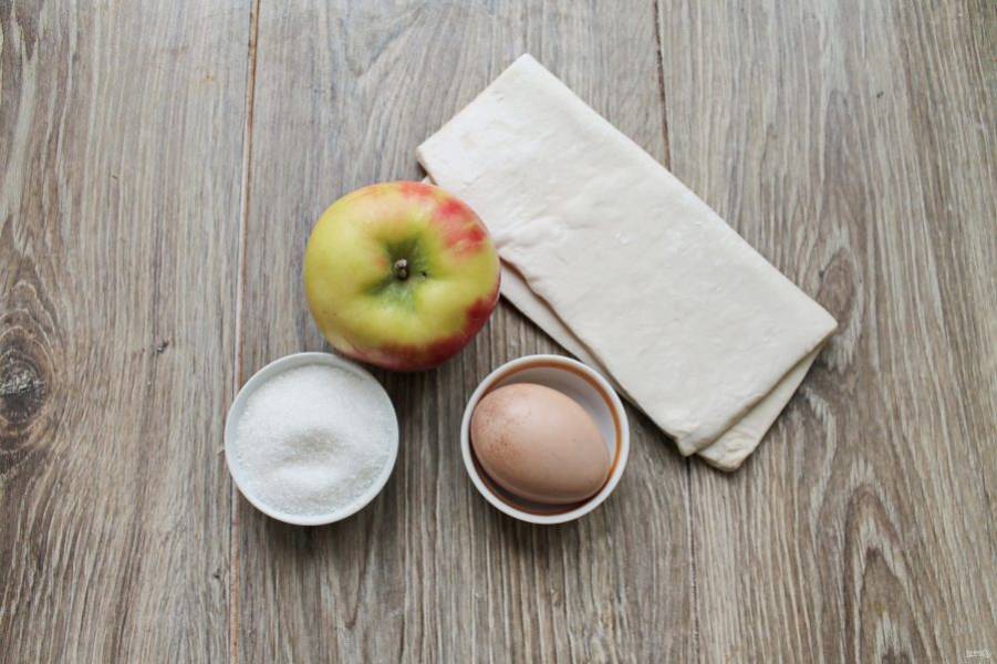 Подготовьте все необходимые ингредиенты для приготовления слоеных палочек с яблоками. Яблоко вымойте, тесто достаньте заранее, чтобы разморозилось.