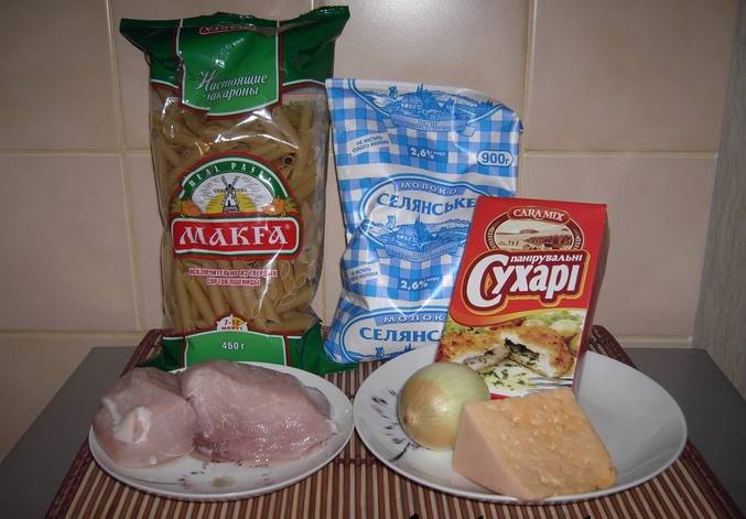 Для начала подготовьте все необходимые для приготовления макарон со свининой в духовке ингредиенты.