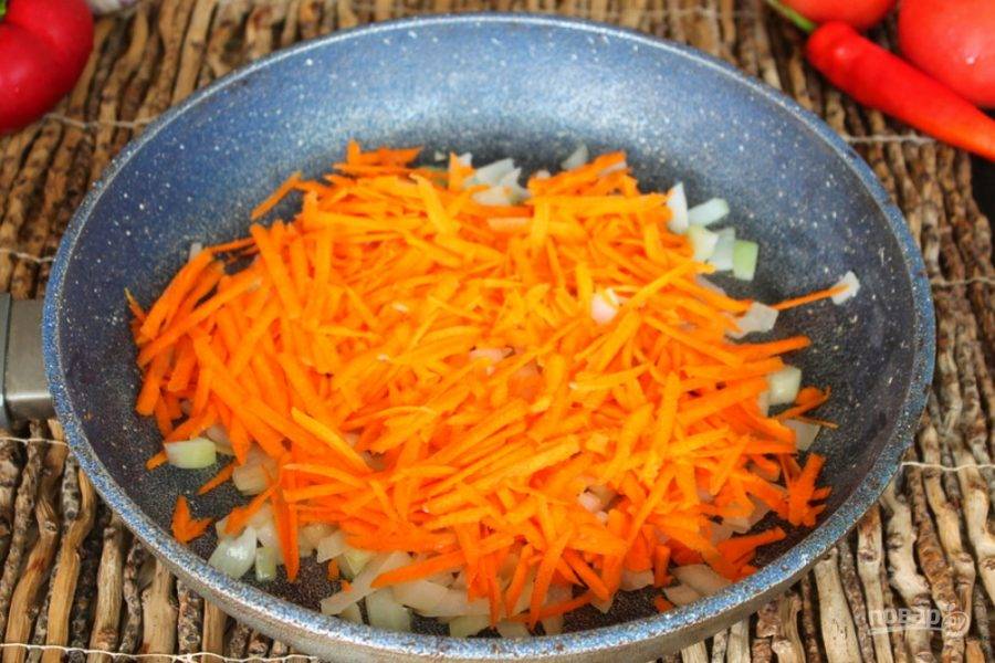 Добавляем тертую морковь. 