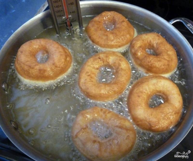 Пончики в масле на сковороде пышные. Пончики во фритюре. Пончики на дрожжах жареные. Приготовление пончиков. Тесто для пончиков во фритюре.