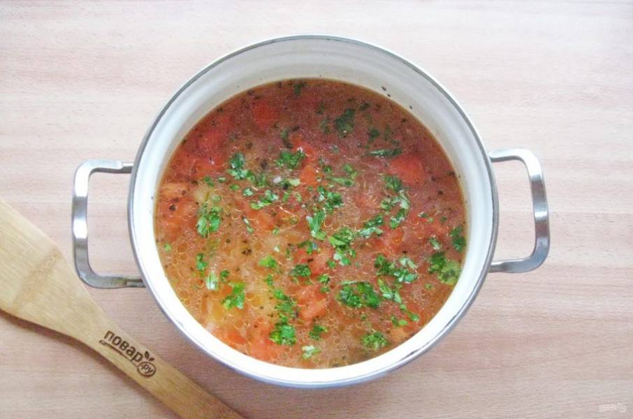 В готовый суп добавьте нарезанную зелень, у меня петрушка, но можно взять укроп или кинзу.