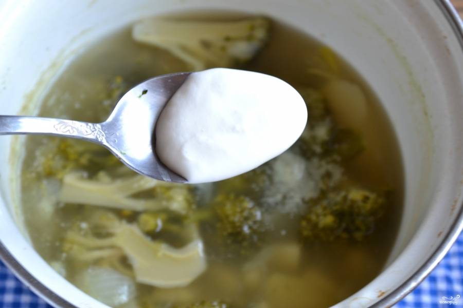 Через 10 минут отправьте в суп сливки и мускатный орех. Варите до мягкости всех ингредиентов.