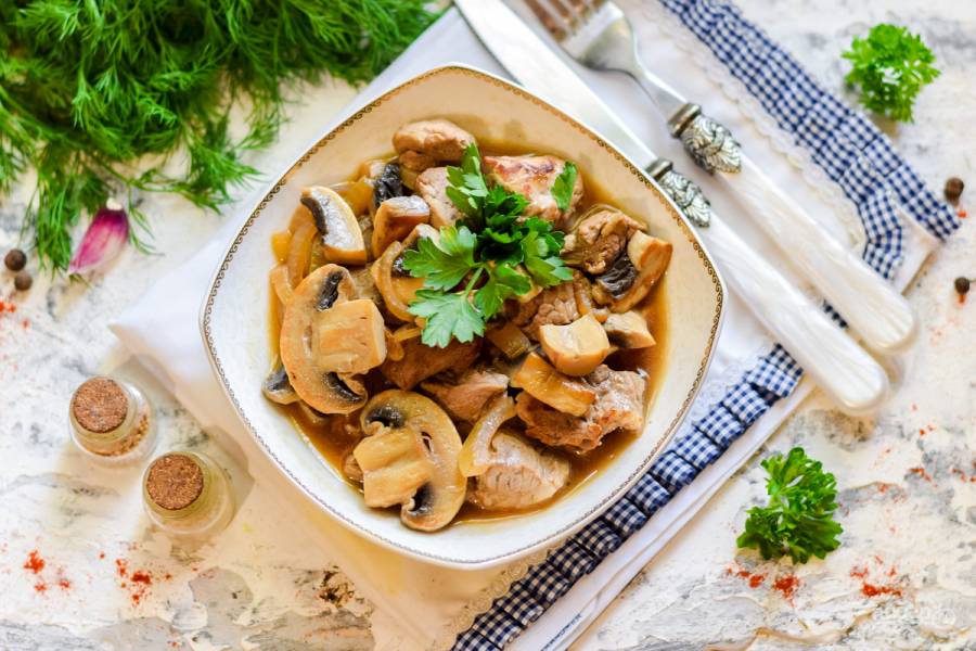 Вариант 1: Свинина с грибами в духовке - классический рецепт с фото