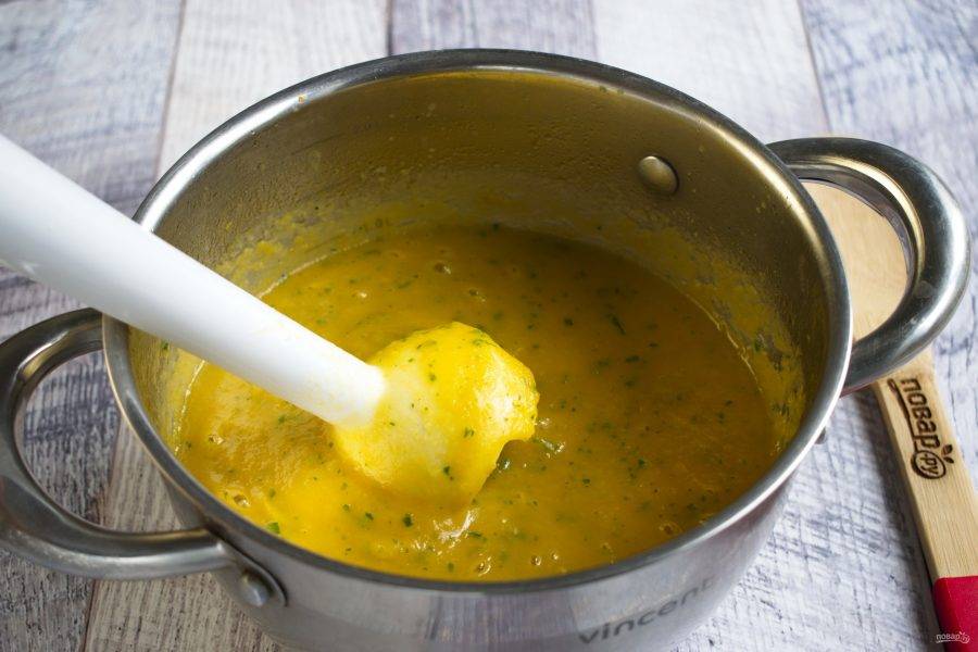 4.     Пробейте суп с помощью блендера до состояния пюре. Отрегулируйте густоту супа по своему вкусу, долейте бульон. Добавьте кумин, белый перец, сушенный чеснок. Доведите до кипения, готовьте в течение 2-х минут, снимите с огня.

