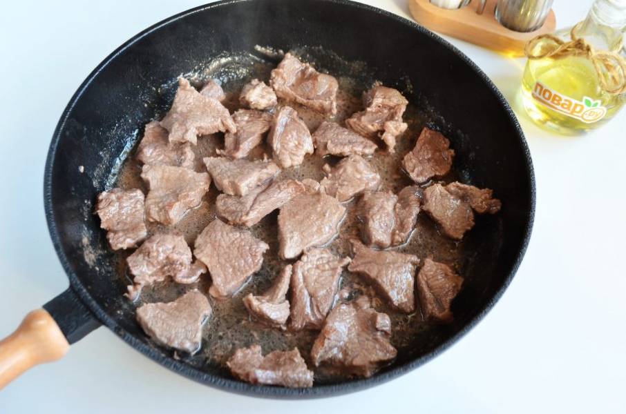 3. На горячем масле обжарьте хорошо мясо, чтобы закупорить поры и сок мясной остался внутри кусочков.