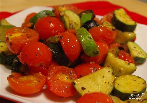 Кабачки с помидорами и зеленью, тушенные в сметане — рецепты | Дзен