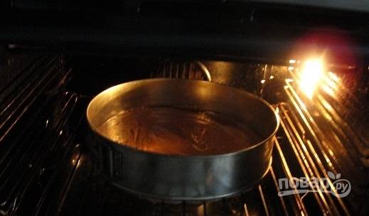 Запекайте тесто в разогретой до 170 градусах духовке в течение 30 минут.