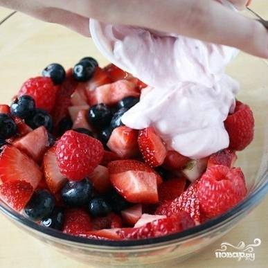 Смешиваем йогурт и ягоды (клубнику, которая покрупнее, можно разрезать на 2-3 части, а малину и чернику оставляем как есть).