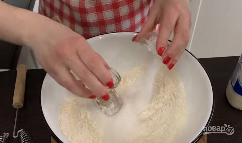 1. Муку просейте сразу в миску, сюда же добавьте сахарный песок, соль и соду, перемешайте. 