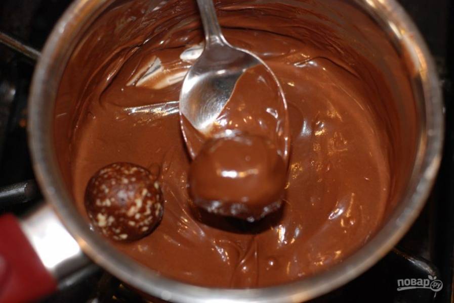 5. Обмакните каждый шарик в растопленный шоколад.