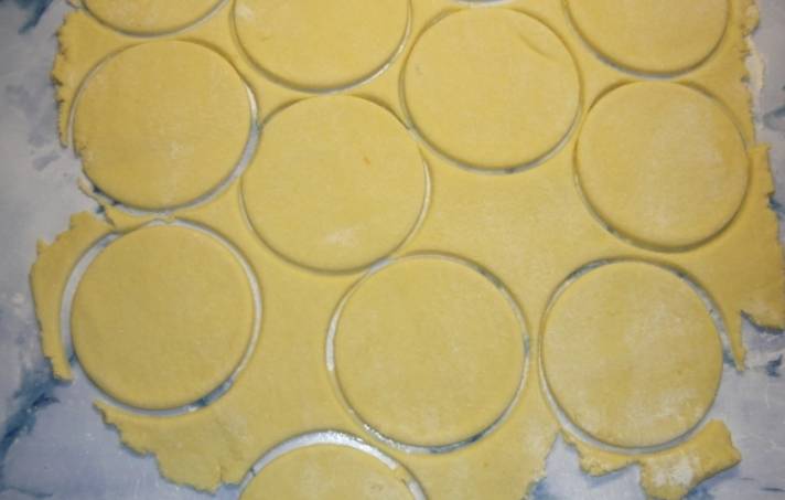 Раскатываем тесто в пласт (5-7 мм). Вырезаем  из него кружочки. 