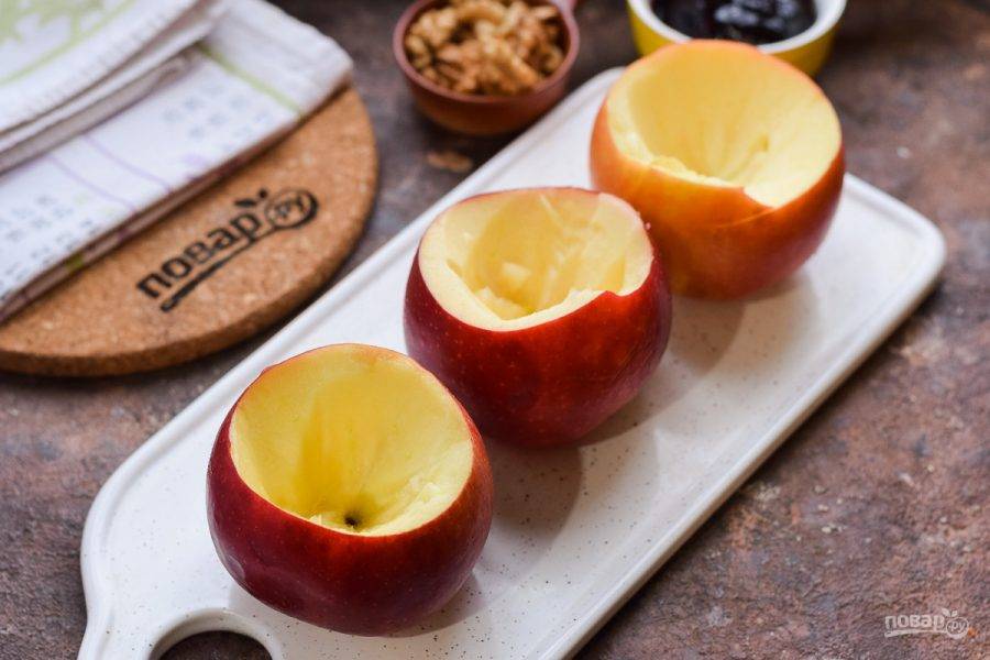 Яблоки вымойте и просушите, после вырежьте серединку при помощи ножа.
